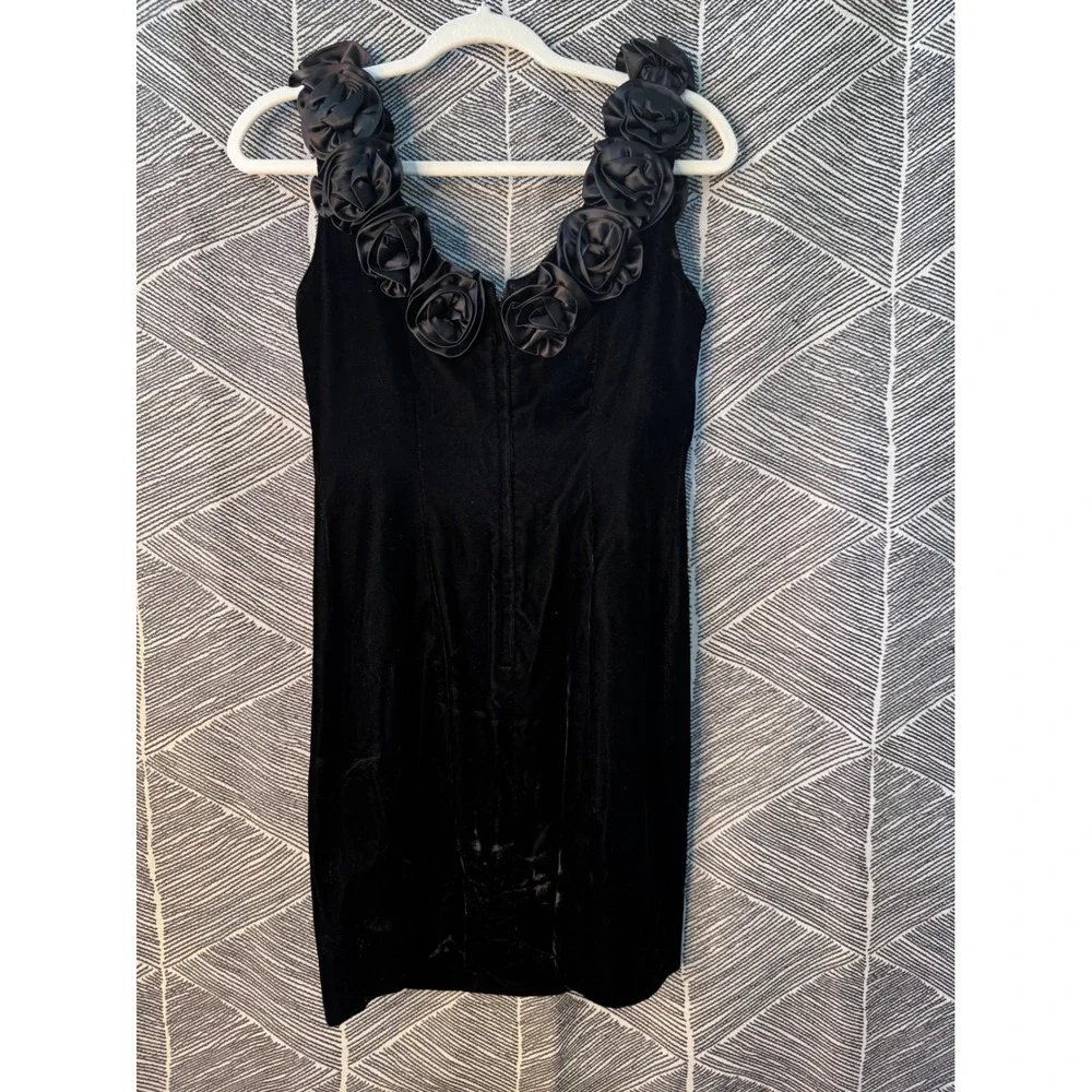 Vintage Black Velvet Cocktail Dress with satin rose appliqué Sz S‎